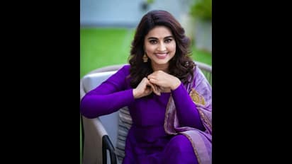  நீல நிற உடையில் இளம் நாயகிகளை தோற்கடிக்கும் சினேகா...புதிய புகைப்படம் இதோ 