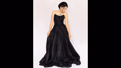 பார்த்தாலே கிக் ஏறுது... ஸ்ட்ராப் லெஸ் கவுனில் கிளாமர் குயினாக மாறிய மிருணாளினி! லேட்டஸ்ட் போட்டோஸ்!