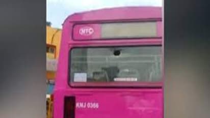 படியில் தொங்கி மாணவர்கள் ரகளை.. நடத்துனர் கண்டித்ததால் பேருந்து கண்ணாடியை உடைத்து அட்டூழியம்..