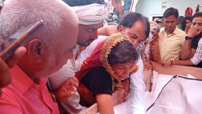 तिरंगे में लिपटे शहीद को एकटक देखती रही प्रेग्नेंट पत्नी, पति की मूछों पर ताव देकर बोली- आप अमर रहेंगे