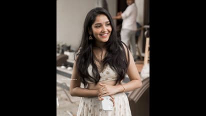 അതീവ സുന്ദരിയായി അനിഖ സുരേന്ദ്രൻ; ശ്രദ്ധനേടി പുത്തൻ ഫോട്ടോഷൂട്ട്