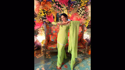 గోరింట సొగసులతో మెరుపులు మెరిపిస్తుంది శ్రీముఖి, ఆకుపచ్చ సొకులతో చంపేస్తుంది