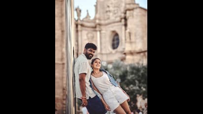 ரோட்டில் நின்று கொண்டே... குட்டை டவுசரில் விக்கியூடன் கண்டமேனிக்கு ரொமான்ஸ் பண்ணும் நயன்தாரா! ஹாட் போட்டோஸ்!