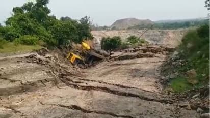 धनबाद के निरसा में फिर हुआ भू-धंसान, जमीन में समाई ड्रील मशीन, कई बिजली के पोल गिरे, दहशत में लोग