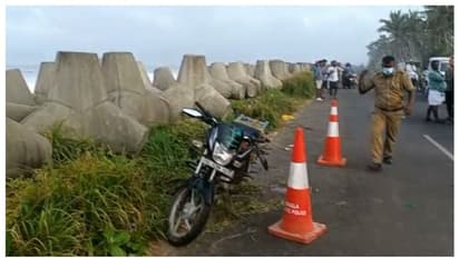 ബൈക്ക് കടല്ഭിത്തിയില് ഇടിച്ചുകയറി, കൊല്ലത്ത് 3 മത്സ്യത്തൊഴിലാളികള് മരിച്ചു