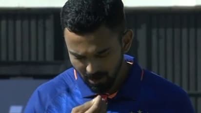 ദേശീയഗാനത്തിന് മുമ്പ് വായില് നിന്ന് ചൂയിംഗം എടുത്തുമാറ്റി; കെ എല് രാഹുലിനെ പ്രശംസകൊണ്ട് മൂടി ആരാധകര്