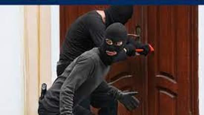 നഷ്ടമായത് മൊബൈലുകളും സ്വർണ്ണവും പണവും, വാതിൽ പൊളിച്ചും പൂട്ട് തകർത്തും മണ്ണാർക്കാട്ട് പരക്കെ മോഷണം