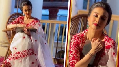 লাল-সাদা শাড়িতে 'গর্জিয়াস' মনামী, বঙ্গনারীর চোখের চাহনিতে প্রেমে পড়তে বাধ্য হবেন আপনিও