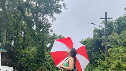 Raashi Khanna: చిన్న ముడితో పరువాలని బంధించిన రాశి ఖన్నా.. కుర్చీలో కూర్చుని విరహవేదనతో ఫోజులు 