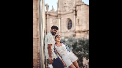 స్టార్ కపుల్ నయనతార - విగ్నేష్ శివన్ రొమాంటిక్ స్టిల్స్.. విదేశాల్లో రచ్చ చేస్తున్న కోలీవుడ్ జంట..