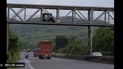 ಪಾದಾಚಾರಿ ಮೇಲ್ಸೇತುವೆ ಮೇಲೆಯೂ ರಿಕ್ಷಾ ಓಡಾಟ: ವಿಡಿಯೋ ವೈರಲ್