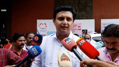 ഗാന്ധി ചിത്രം തകര്‍ത്തവരെ  പുറത്താക്കൂ', കോൺഗ്രസിനോട് മന്ത്രി മുഹമ്മദ് റിയാസിന്  