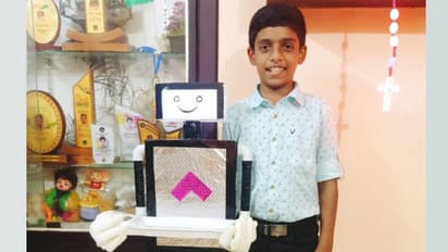 'ഗ്ലാസ് നമ്മൾ തന്നെ കഴുകണം',  ചായ വിളമ്പുന്ന റോബോ എട്ടാം ക്ലാസുകാരന്റെ 800 രൂപയുടെ കണ്ടുപിടിത്തം
