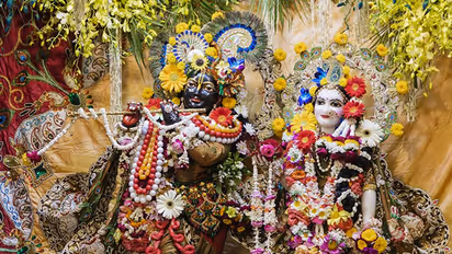 अनोखी प्रेम कहानी: जानें क्यों श्रीकृष्ण को पीना पड़ा था राधा का चरणामृत
