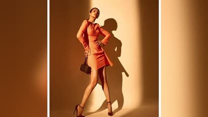 কমলা রঙের মিনি ড্রেসে নিজের উন্মুক্ত টোনড পা প্রদর্শন করছেন মালাইকা