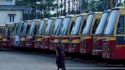 ഹെഡ് ലൈറ്റ് കേടായി, ഇൻഡിക്കേറ്റർ മാത്രമിട്ട് കെഎസ്ആർടിസി ബസിന്റെ യാത്ര