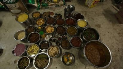 ഏത്തയ്ക്ക ഉപ്പേരി, ചേന ഉപ്പേരി, ചേമ്പുപ്പേരി, നാലുകൂട്ടം പായസം, 64വിഭവങ്ങൾ, വേറെവിടെയുണ്ട് ഇതുപോലൊരു സദ്യ