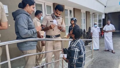 തുടർപഠനത്തിന് പണം വേണം ; ലോട്ടറി വിൽക്കാനിറങ്ങി 17കാരൻ, സഹായവുമായി പൊലീസുകാരും