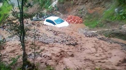 हिमाचल में भारी बारिश ने मचाई तबाही, बाढ़ और लैंडस्लाइड्स आदि में 22 लोगों की मौत, खतरा अभी टला नहीं