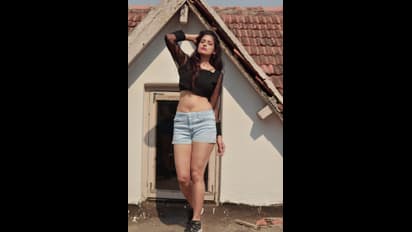 இதென்னப்பா புது டிரெண்டா இருக்கு... தன்னைத் தானே திருமணம் செய்து ரசிகர்களுக்கு அதிர்ச்சி கொடுத்த பிரபல நடிகை