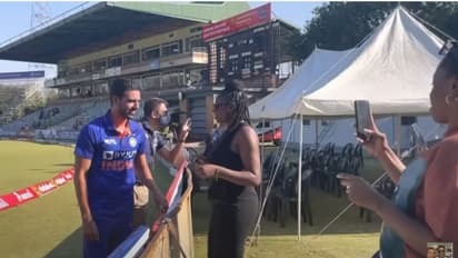 'ഞാനൊന്ന് തൊട്ടോട്ടേ'... ദീപക് ചാഹറിനോട് സിംബാബ്വെ താരത്തിന്റെ കുടുംബം; വീഡിയോ വൈറല്