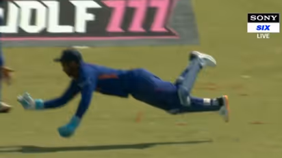 നമ്മടെ ചെക്കന്‍ വേറെ ലെവല്‍; ഒറ്റകൈയില്‍ പന്ത് കുരുക്കി സഞ്ജുവിന്‍റെ വണ്ടര്‍ ഡൈവിംഗ്- വീഡിയോ