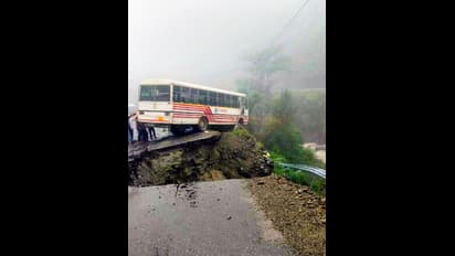 कहीं पहाड़ से गिर रहे पत्थर तो कहीं टूट गया पुल, 10 तस्वीरों में देखिए हिमाचल का वो दिल दहला देने वाला मंजर