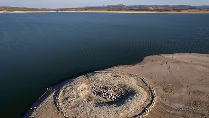 വരള്‍ച്ചയില്‍ തെളിഞ്ഞത് 7,000 വര്‍ഷം പഴക്കമുള്ള ചരിത്രാതീത സ്മാരകം; കടുത്ത വരള്‍ച്ചയില്‍ സ്പെയിന്‍