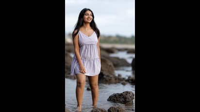 చిన్న గౌనులో అనన్య చిలిపి ఆటలు... స్కిన్ షోలో బౌండరీలు బ్రేక్ చేసిన తెలుగు బ్యూటీ!