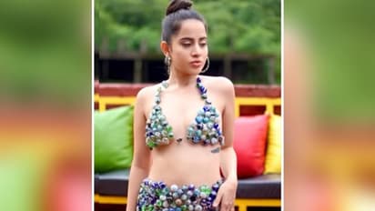 এবার পাথরের ব্রালেট এবং স্কার্টে নতুন অবতারে উষ্ণতা ছড়ালেন উরফি, হলেন ট্রোলের শিকারও 