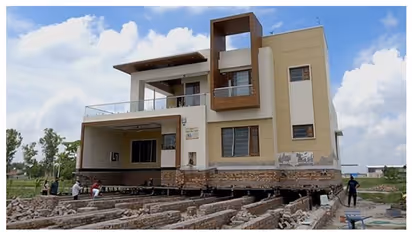 അതിവേഗപാതക്ക് വീട് തടസ്സം; ഒന്നരക്കോടി ചെലവിൽ നിർമിച്ച സ്വപ്നഭവനം 500 അടി പിന്നിലേക്ക് നീക്കി കർഷകൻ