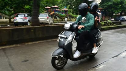 ജാഡ ഒട്ടുമില്ല! മുംബൈ നഗരത്തിലൂടെ സ്‌കൂട്ടറില്‍ ചുറ്റിയടിച്ച് വിരാട് കോലിയും ഭാര്യ അനുഷ്‌കയും- വീഡിയോ വൈറല്‍