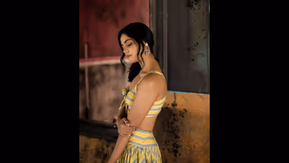  உள்ளாடை போன்ற மேலாடை அணிந்து பிந்து மாதவி கொடுத்துள்ள போஸ் வைரலாகி வருகிறது