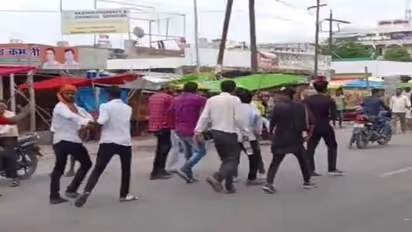 कानपुर: चोर को थाने के सामने से पीटते हुए निकाला जुलूस, गहरी नींद में सोती रही पुलिस, वीडियो वायरल