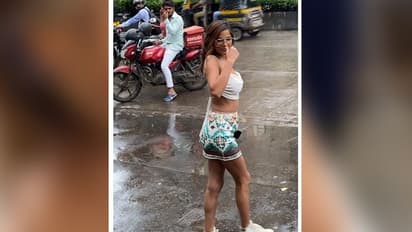 ব্যাকলেসে মুম্বইয়ের রাস্তায় পুনম পাণ্ডে, উত্তেজনায় ঘাম ছুটল অন্যদের