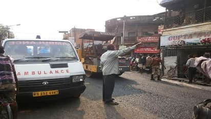 চুঁচুড়ায় জিটি রোডের পাশে বস্তার ভেতর থেকে উদ্ধার বৃদ্ধা!