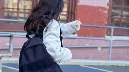   स्कूल में फोन कर लड़की को कहा-घर जल्दी आ जाओ अर्जेंट है...फिर जो हुआ वो बड़ा ही शर्मनाक था