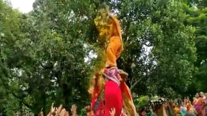 जन्माष्टमी पर बुजुर्ग महिला बनी 'गोविंदा'.. पूरी ठसक के साथ सिर से फोड़ दी दही की हांडी