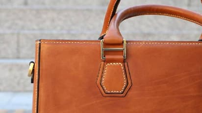 ദേഷ്യം വന്നപ്പോൾ കാമുകിയുടെ ബാഗിൽ മൂത്രം ഒഴിച്ചു, 90,000 രൂപ നഷ്ടപരിഹാരം നൽകാൻ വിധിച്ച് കോടതി