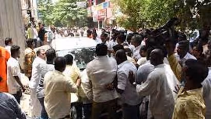 காங்கிரஸ் கூட்டத்தில் பரபரப்பு.. தினேஷ் குண்டுராவ் கார் மீது தாக்குதல்.. பாதியிலேயே கிளம்பிய நாராயணசாமி