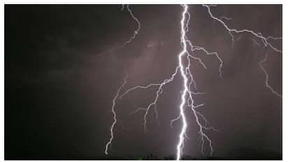 കനത്ത മഴ; മിന്നലേറ്റ് ഒരു കുട്ടി ഉള്പ്പെടെ രണ്ടുപേര് മരിച്ചു, ഒരാളുടെ മരണം വീട്ടുകാര് നോക്കിനില്ക്കെ