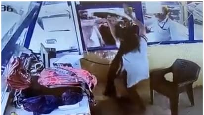 టోల్ బూత్ ఉద్యోగినిపై దాడి.. చెప్పుతో బదులిచ్చిన మహిళ.. వైరల్ వీడియో ఇదే