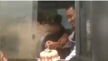 ಪೊಲೀಸ್‌ ವ್ಯಾನ್‌ನಲ್ಲೇ ಕೊಲೆ ಆರೋಪಿ ಕೇಕ್‌ ಕಟ್‌ ಮಾಡಿ ಹುಟ್ಟುಹಬ್ಬ ಆಚರಣೆ