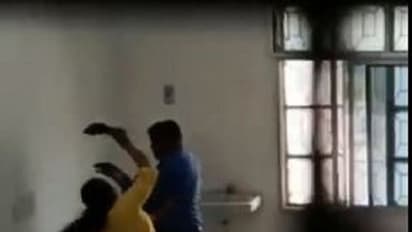 ಪ್ರೊಫೆಸರ್‌ಗೆ ವಿವಿ ಕ್ಯಾಂಪಸ್‌ನಲ್ಲಿ ಪತ್ನಿಯಿಂದ ಚಪ್ಪಲಿಯಲ್ಲಿ ಥಳಿತ..!