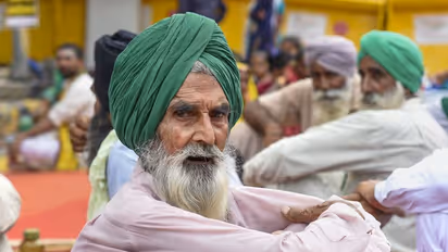 మళ్లీ పంజాబ్ రైతుల నిరసన.. కేంద్రం ఇచ్చిన హామీలను నెరవేర్చడం లేదంటూ రైల్ రోకో..