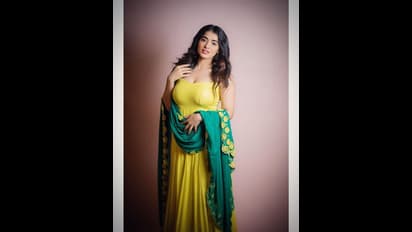 అందాల విందుతో మైకం తెప్పిస్తున్న కేతికా శర్మ.. ట్రెడిషనల్ లుక్ లో అట్రాక్ట్  చేస్తున్న యంగ్ హీరోయిన్..