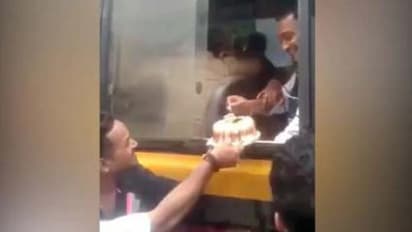 தலக்கி எவ்ளோ தில்லு பார்த்தியா.! கோர்ட் வாசலில் போலீஸ் வேனில் கேக் வெட்டி கொண்டாடிய ரவுடி.. வைரலாகும் போட்டோ