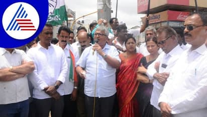 Chikkamagaluru; ಸಿದ್ದು ಕಾರಿಗೆ ಮೊಟ್ಟೆ ಎಸೆತ ಪ್ರಕರಣ, ವಿದ್ಯಾರ್ಥಿಗಳಿಗೆ ಕಾಂಗ್ರೆಸ್ ಮೊಟ್ಟೆ ವಿತರಣೆ