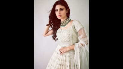 வெள்ளை நிற அனார்கலியில்...  கிராண்ட் சோக்கர் அணிந்து தேவதை போல் பளீச் போஸ் கொடுத்த மௌனி ராய்!