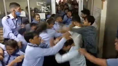 காஜியாபாத்தில் இரு பிரிவு மாணவர்களுக்கு இடையே மோதல்: கார் மோதிய பின்பும் அடிதடி நீடிப்பு